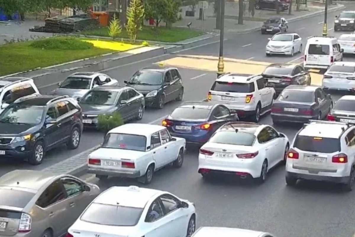 Bakının bir sıra yollarında tıxac yaranıb - SİYAHI