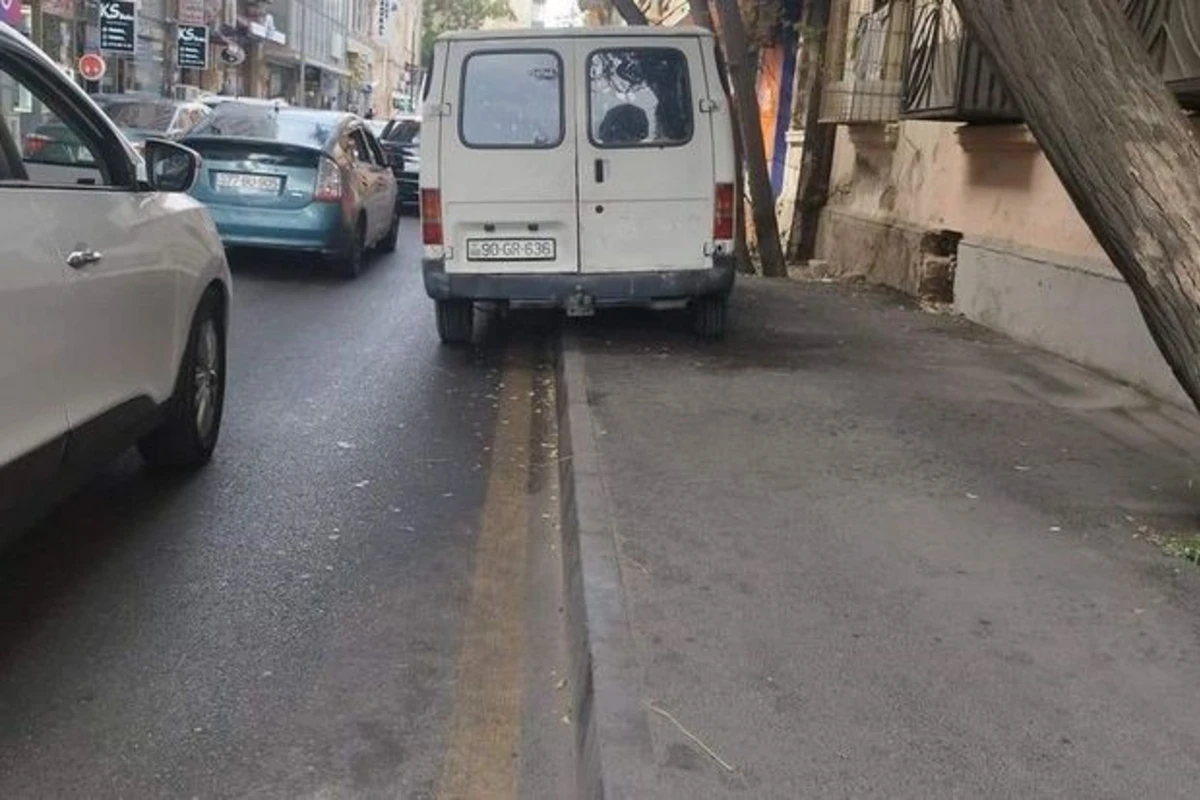 Avtomobillərini səkidə saxlayan sürücülər cəzalandırılıb - FOTO