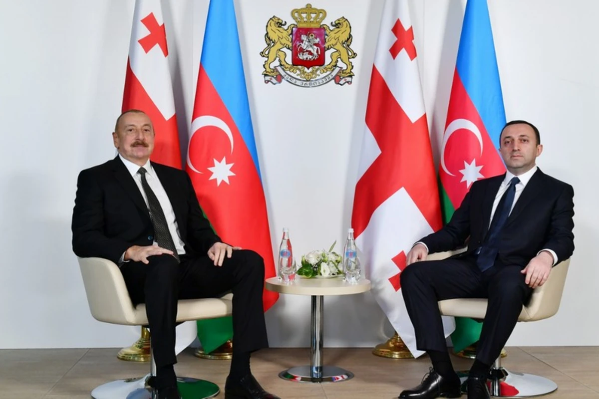İlham Əliyev və İrakli Qaribaşvili Tbilisidə Heydər Əliyevin 100 illiyinə həsr edilmiş fotosərgi ilə tanış olublar