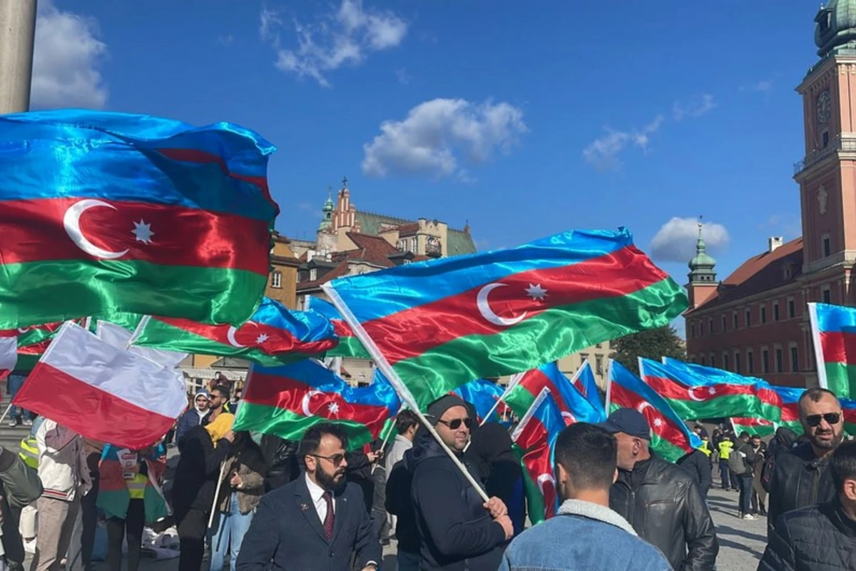 Polşa paytaxtında azərbaycanlıların Sülh Yürüşü keçirilib - FOTO