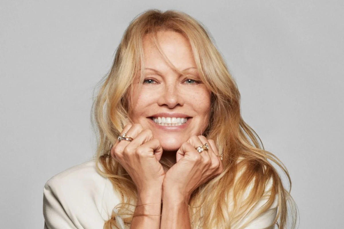 56 yaşlı Pamela Anderson reklama makiyajsız çəkildi - FOTO