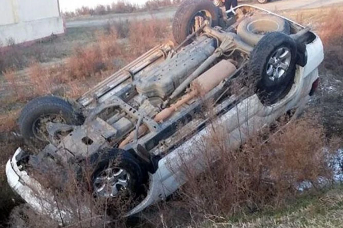 Azərbaycanda minik maşını aşıb, sürücü xəsarət alıb