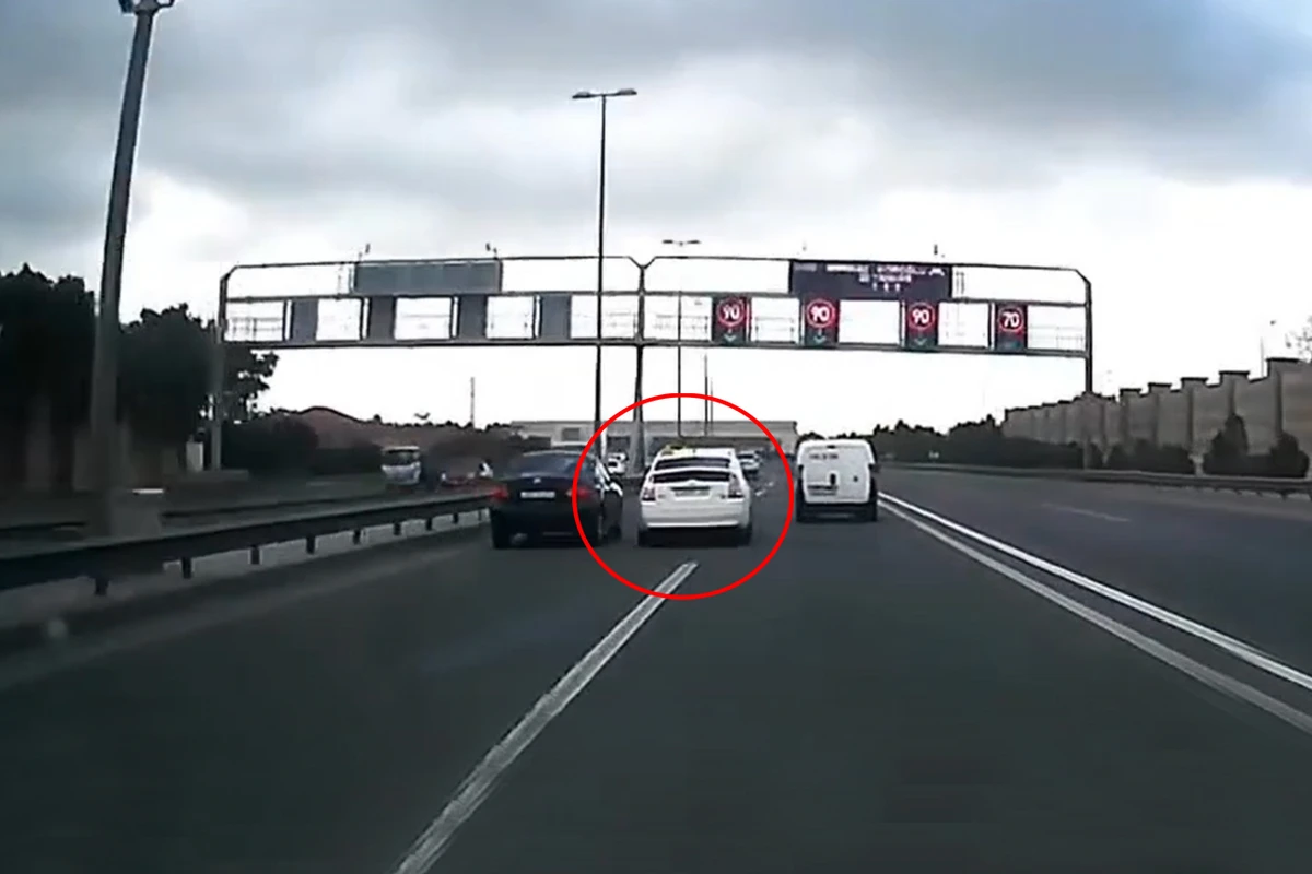 Prius Aeroport yolunda təhlükə yaratdı, digər avtomobilin güzgüsünü qırdı - VİDEO