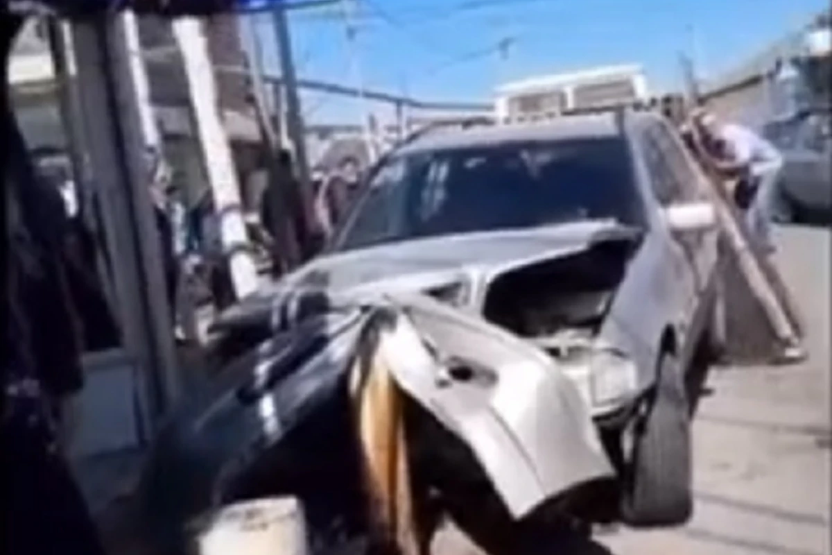 Bakıda avtoyumanın 16 yaşlı işçisi müştərinin maşını ilə dəhşətli qəza törətdi - VİDEO