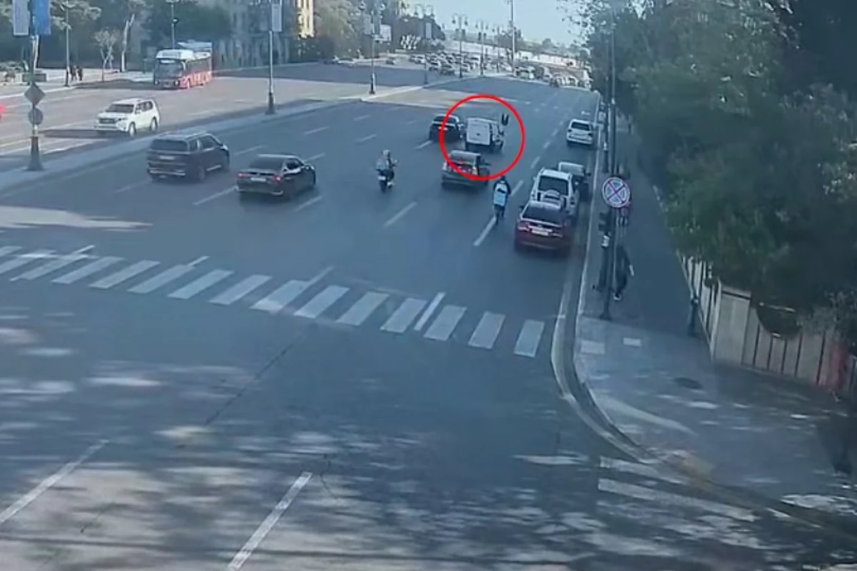 Bakıda piyada keçidindən keçməyən qadını maşın vurdu - ANBAAN VİDEO