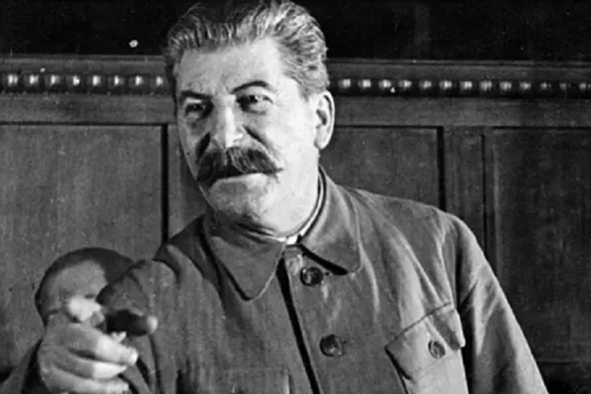 Stalinin qulağını kəsməklə hədələyən sovet komandirinin aqibəti necə olub?