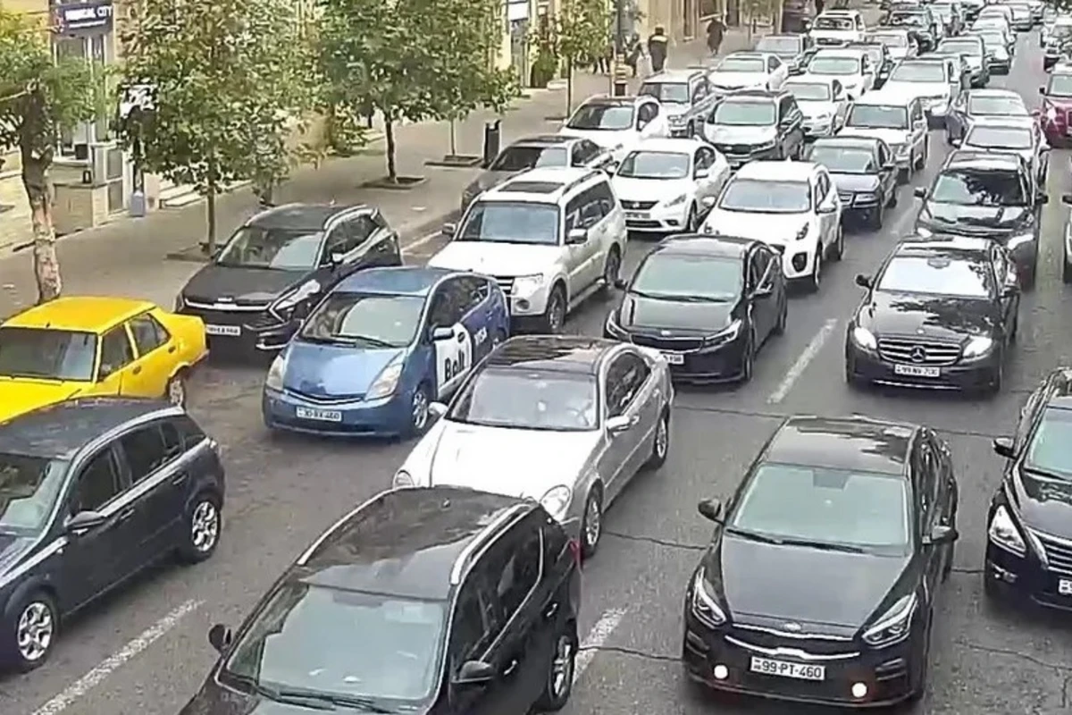 На ряде улиц и проспектов Баку затруднено движение транспорта