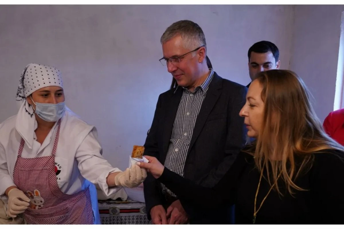 Britaniya səfiri Bərdədə Qadın Resurs Mərkəzini ziyarət edib - FOTO