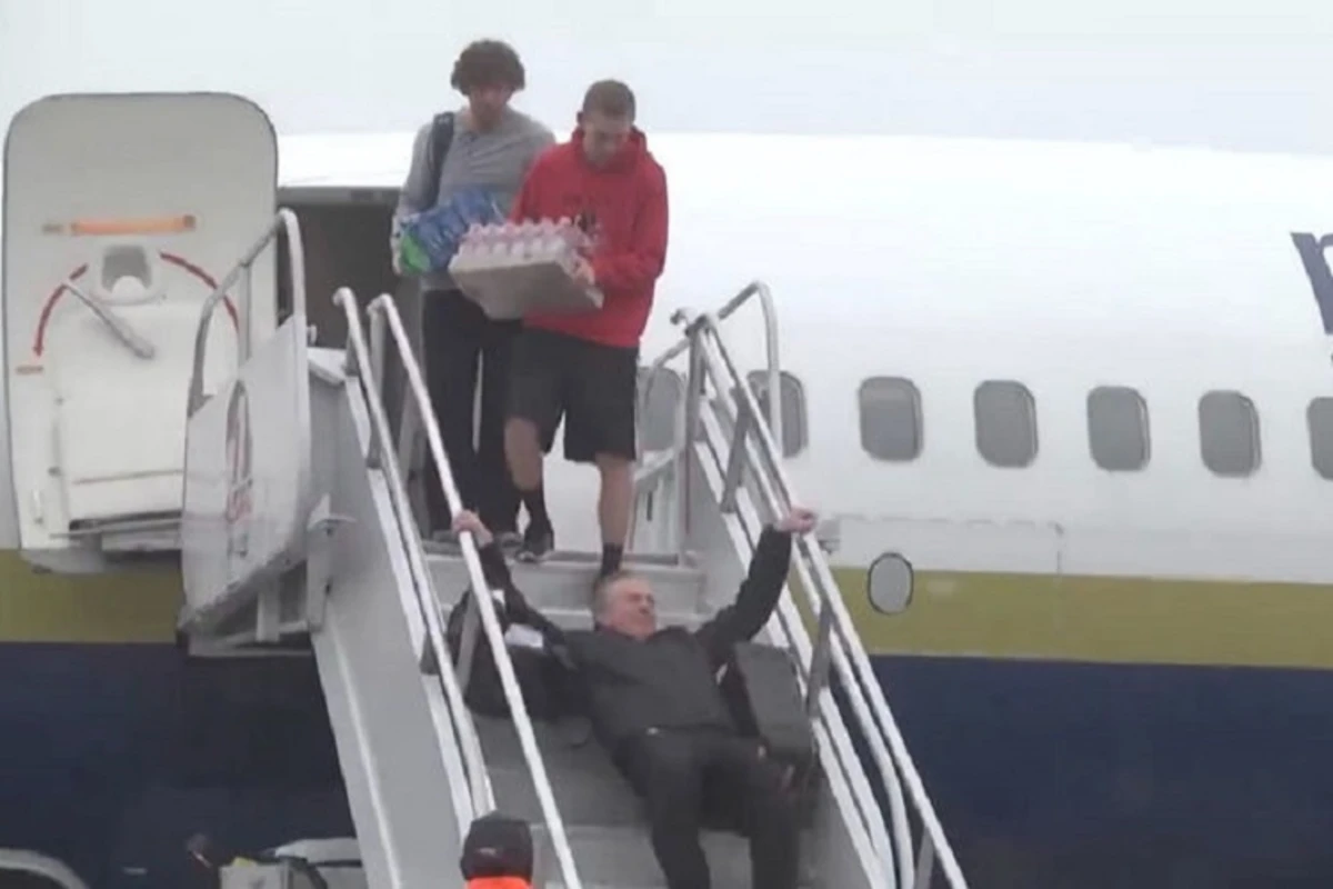 Высмеивавший Байдена сенатор упал с трапа самолета - ВИДЕО Высмеивавший Байдена сенатор упал с трапа самолета - ВИДЕО