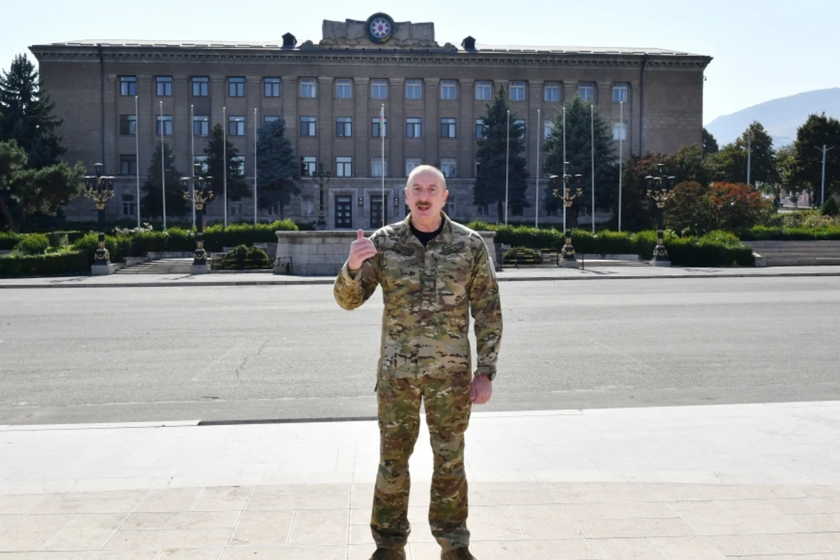Президент Ильхам Алиев поднял флаг Азербайджана в Ханкенди и выступил с речью - ОБНОВЛЕНО + ФОТО