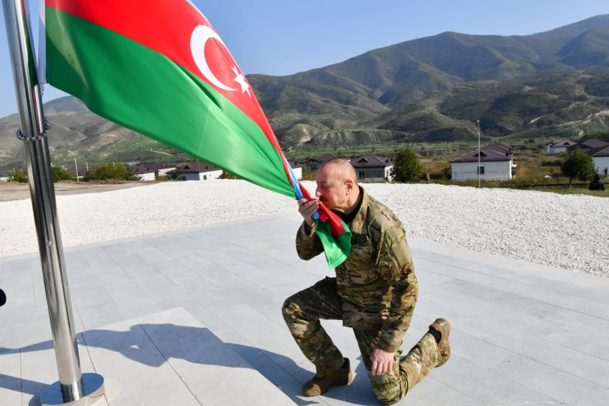 İlham Əliyev Xocalı şəhərində və Əsgəran qəsəbəsində Dövlət Bayrağını ucaldıb - YENİLƏNİB + FOTO