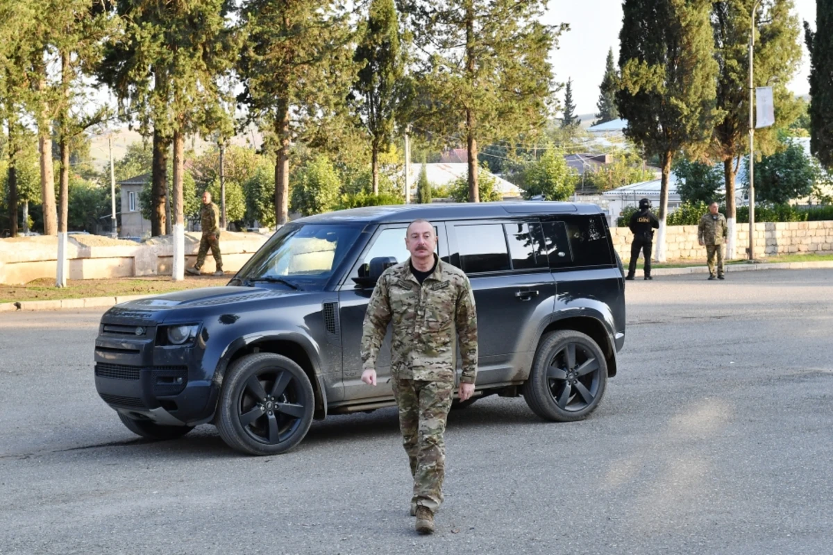 İlham Əliyev Xocavənd şəhərində Azərbaycanın Dövlət Bayrağını ucaldıb - YENİLƏNİB + FOTO