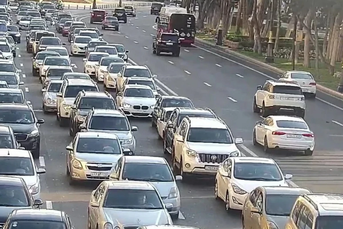 Bakının 16 yolunda tıxac yaranıb - SİYAHI
