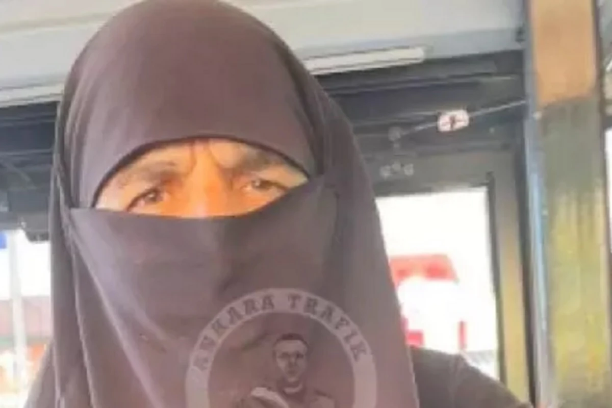 Türkiyədə ŞOK - Çarşaba bürünən kişi avtobusa mində və ... - VİDEO