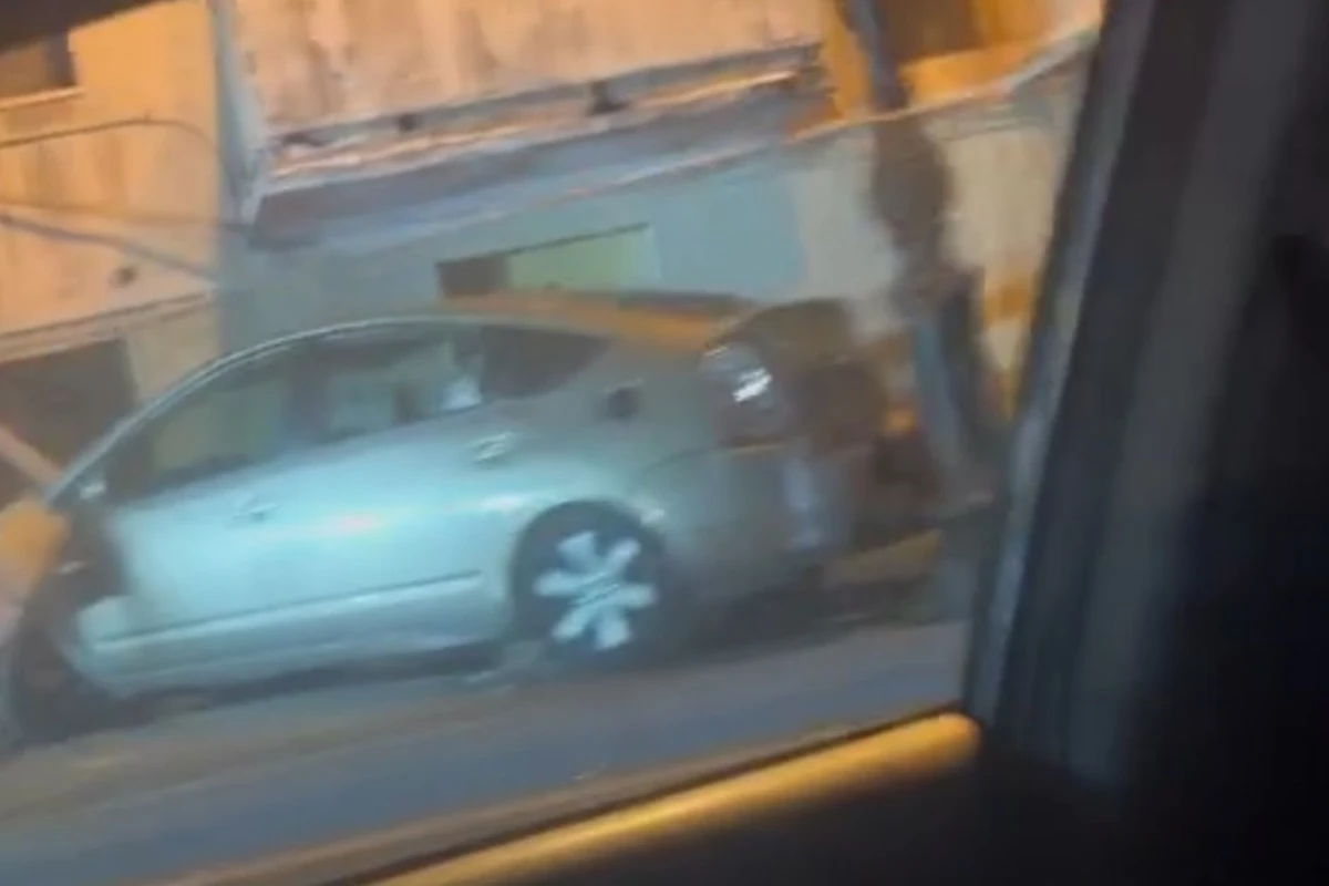 Bakıda “Prius” işıq dirəyinə çırpıldı - VİDEO Bakıda “Prius” işıq dirəyinə çırpıldı - VİDEO