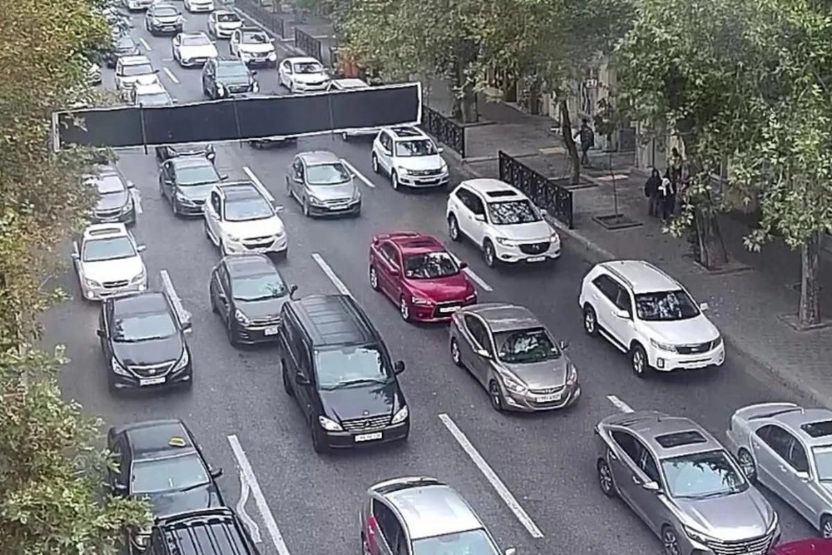 В Баку на 22 улицах и проспектах наблюдаются пробки - СПИСОК