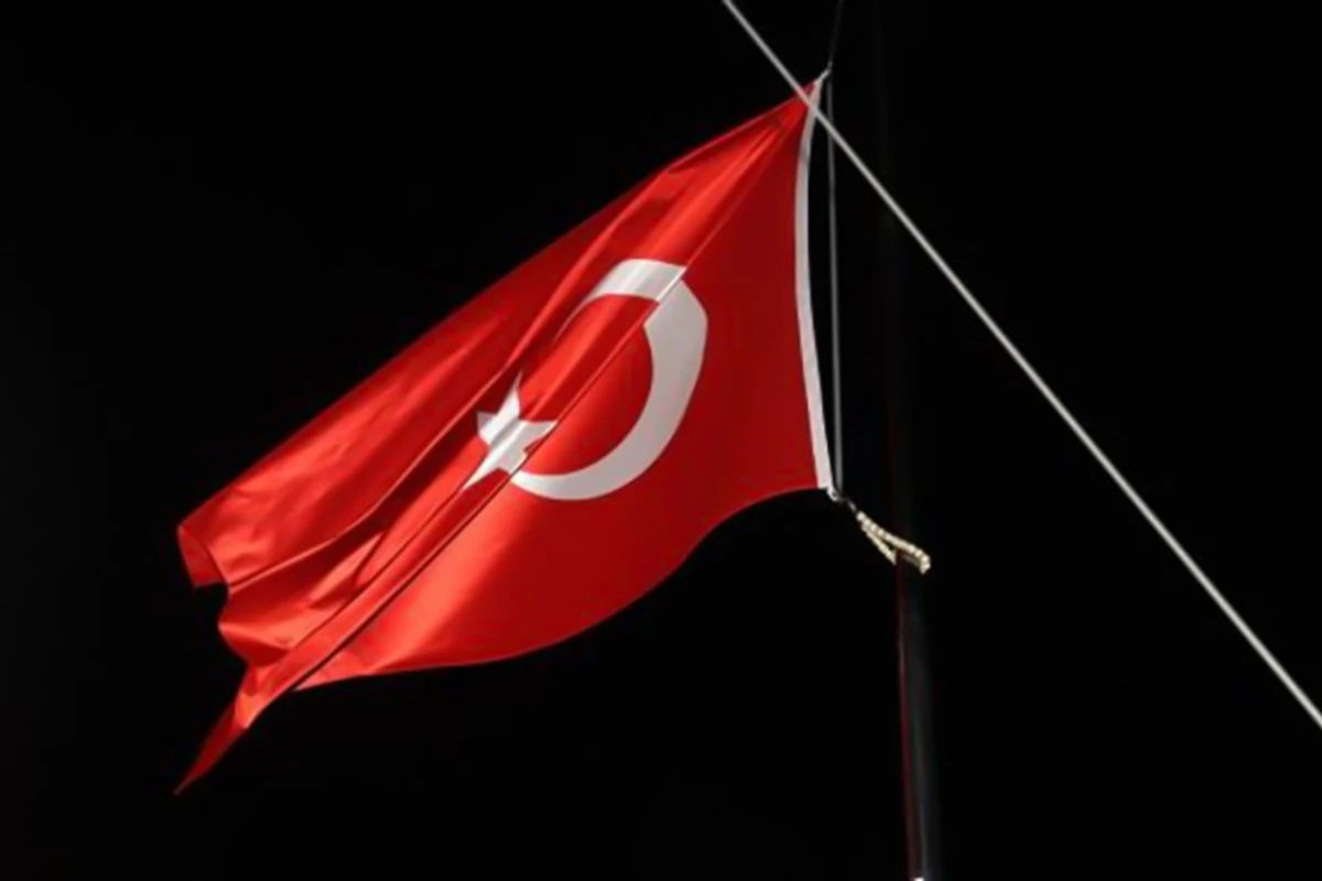 Türkiyədə matəm - Bayraqlar yarıya endirildi - FOTO