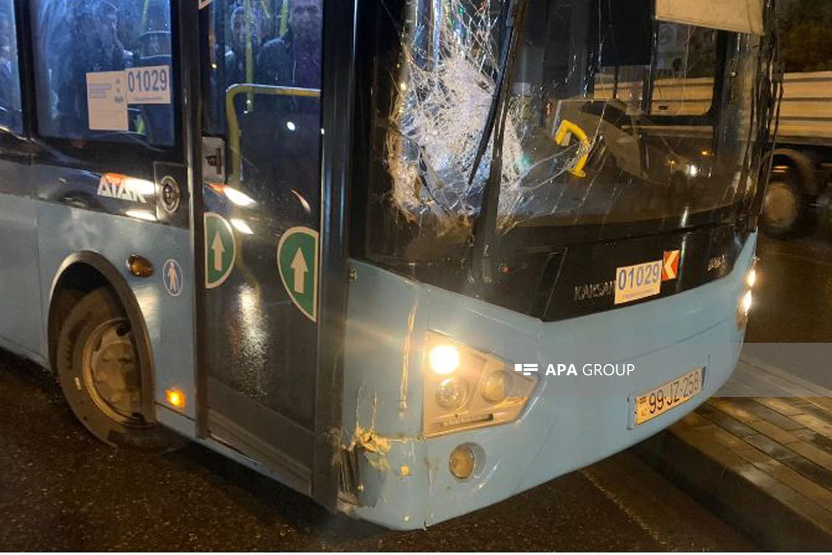 В Баку автобус попал в аварию, пассажиры эвакуированы - ФОТО