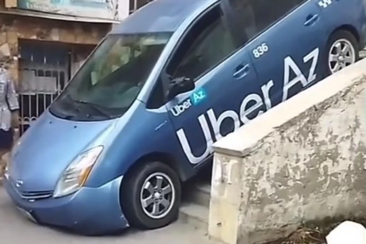 Водитель Toyota Prius спустился на автомобиле по лестнице - ВИДЕО