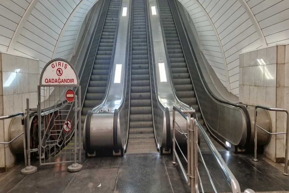 Metronun bu metrostansiyasında eskalatorun təmirinə başlanılıb - FOTO