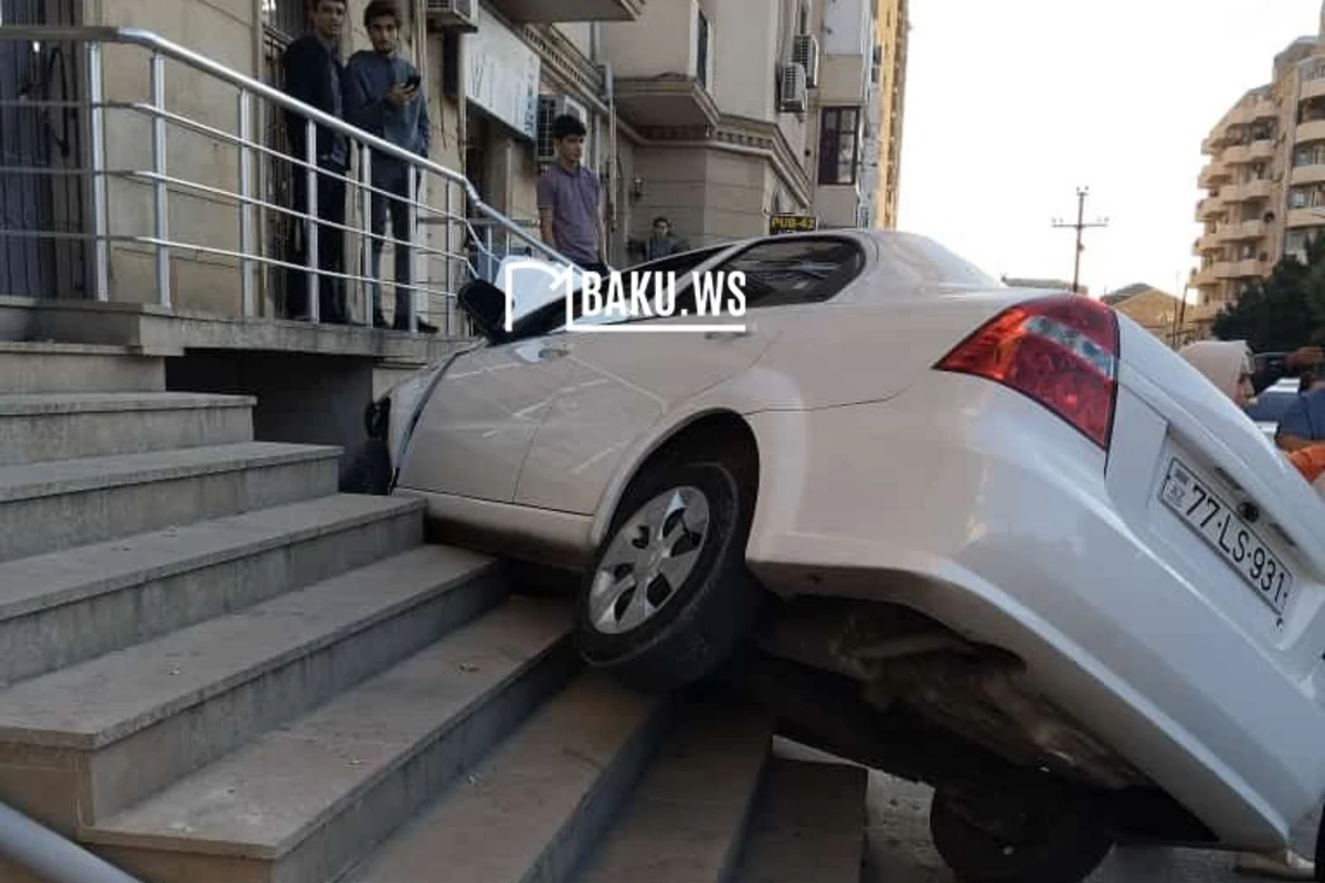 Xırdalanda qəza - Maşın pilləkənlərə dırmandı - FOTO