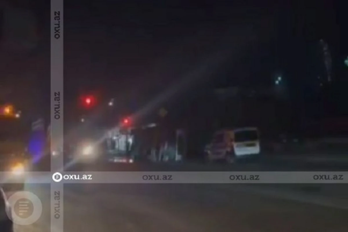 В Баку перевернулся грузовой автомобиль - ВИДЕО