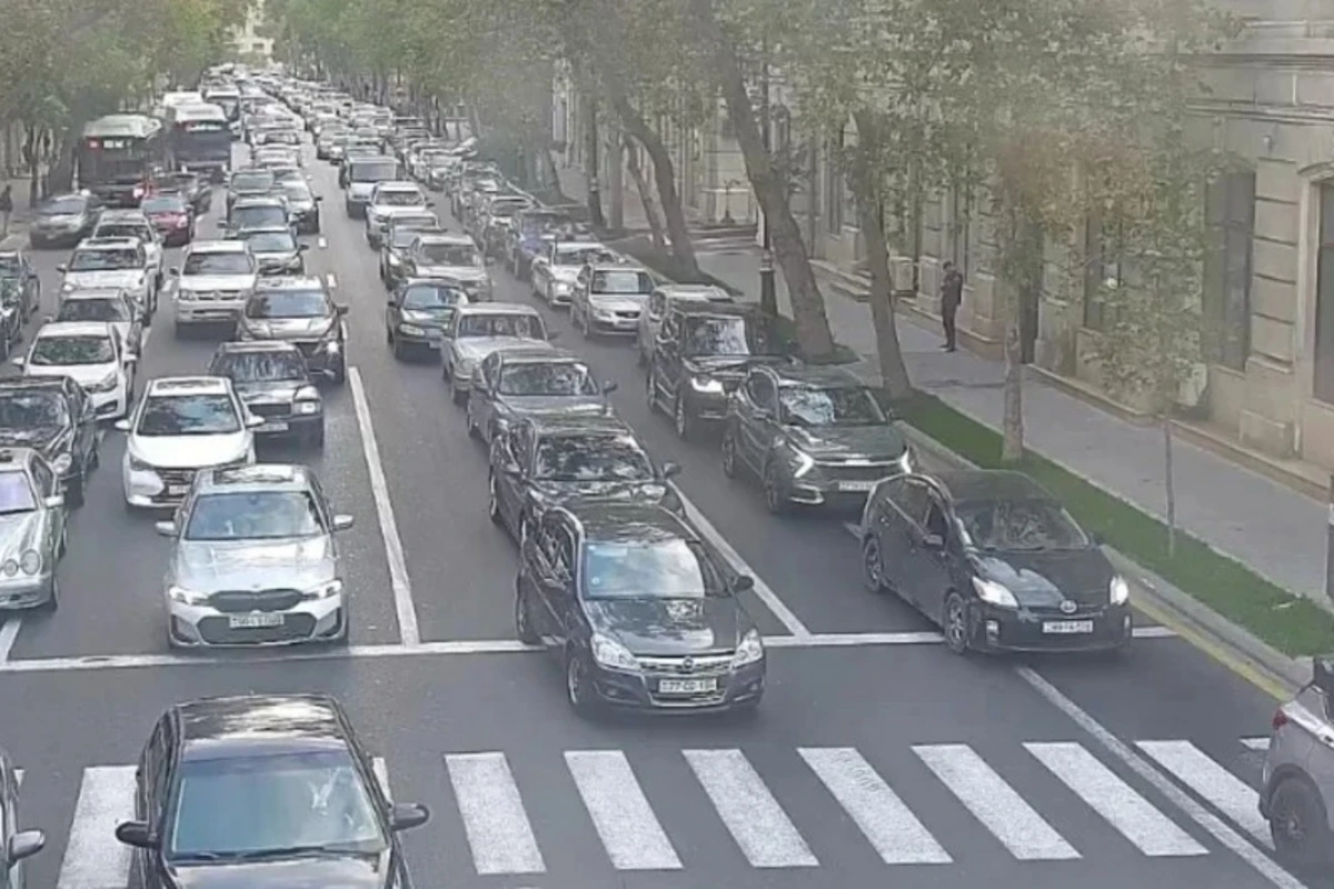 Bakının bir çox yollarında nəqliyyatın sıxlığı müşahidə edilir - SİYAHI