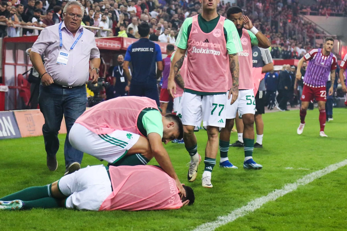 Yunanıstan derbisində OLAY: Futbolçuya fişəng dəydi, xəstəxanalıq oldu - FOTO