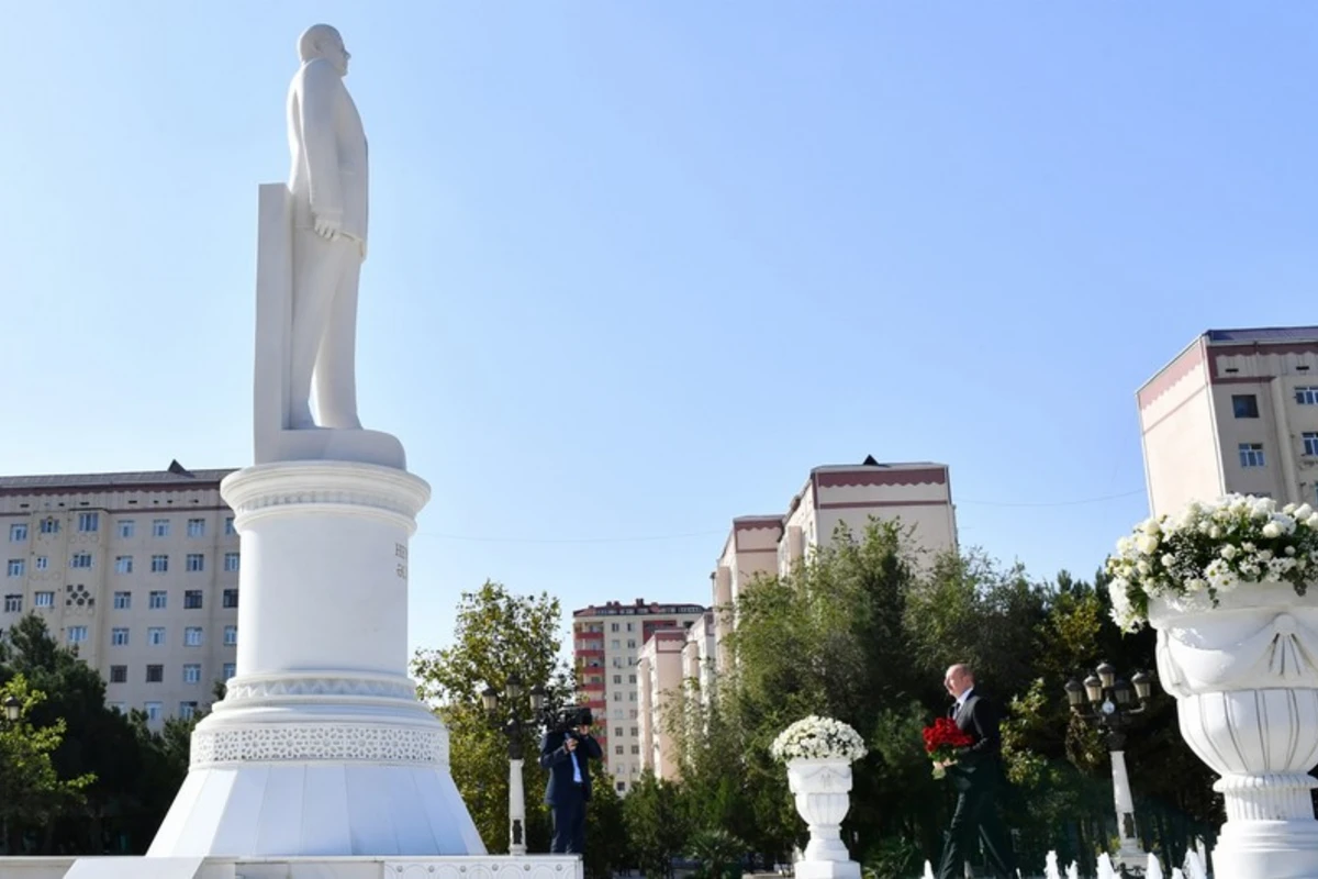 Prezident İlham Əliyev Sumqayıtda Ulu Öndər Heydər Əliyevin abidəsini ziyarət edib - FOTO