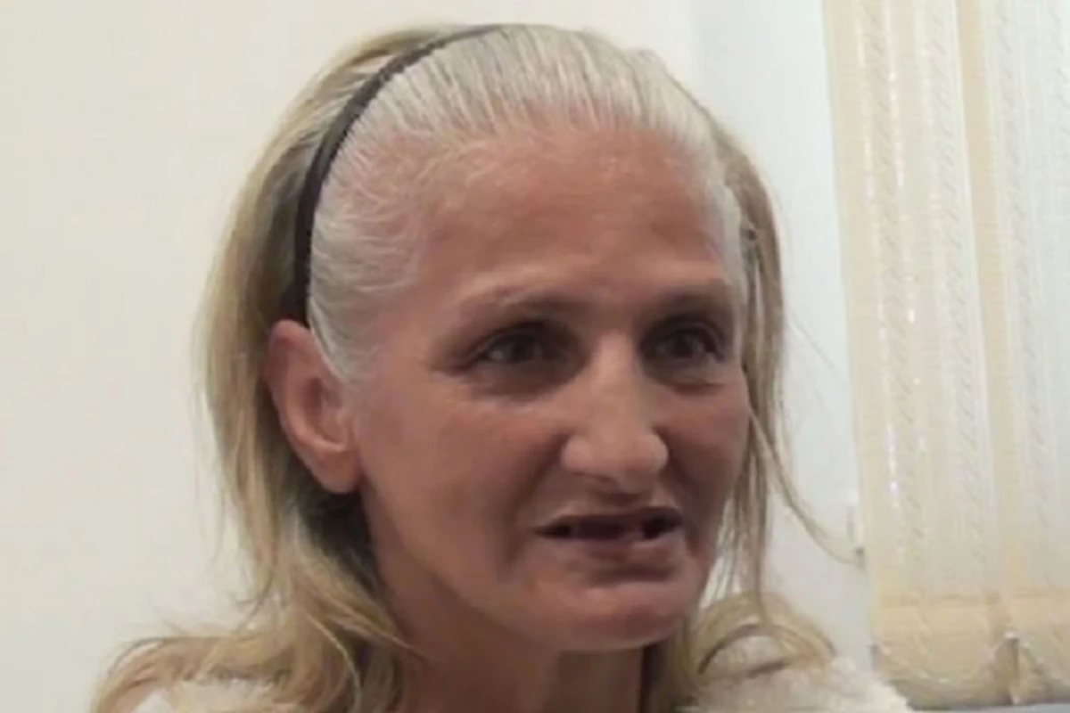 Женщина, бросившая своих внуков на улице: Дочь избивает меня - ВИДЕО