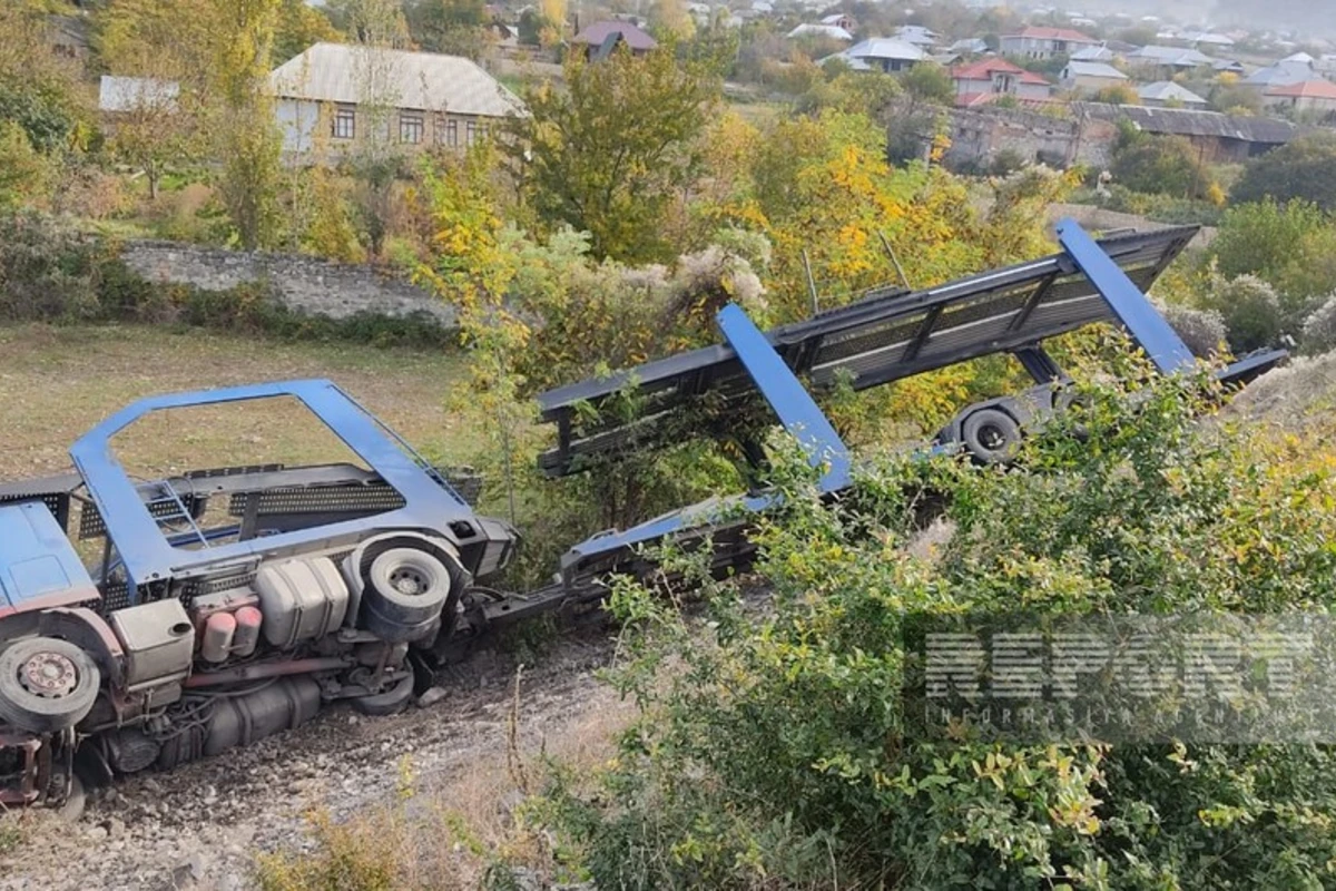 Şəkidə “TIR” dərəyə aşıb - FOTO