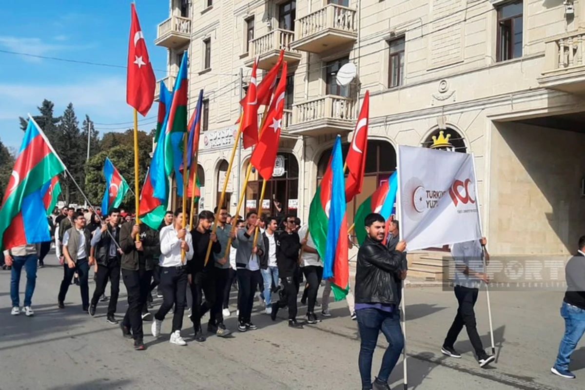 Gəncədə Türkiyə Cümhuriyyətinin yaranmasının 100-cü ildönümü münasibətilə yürüş keçirilir - FOTO