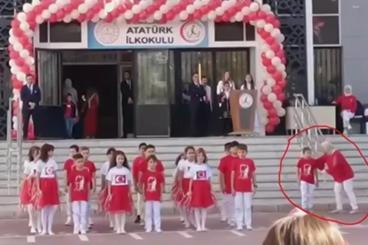 Tədbirdən kənarlaşdırılan 4-cü sinif ŞAGİRDİNİN GÖRÜNTÜLƏRİ ÜRƏK DAĞLADI - FOTO/VİDEO Tədbirdən kənarlaşdırılan 4-cü sinif ŞAGİRDİNİN GÖRÜNTÜLƏRİ ÜRƏK DAĞLADI - FOTO/VİDEO