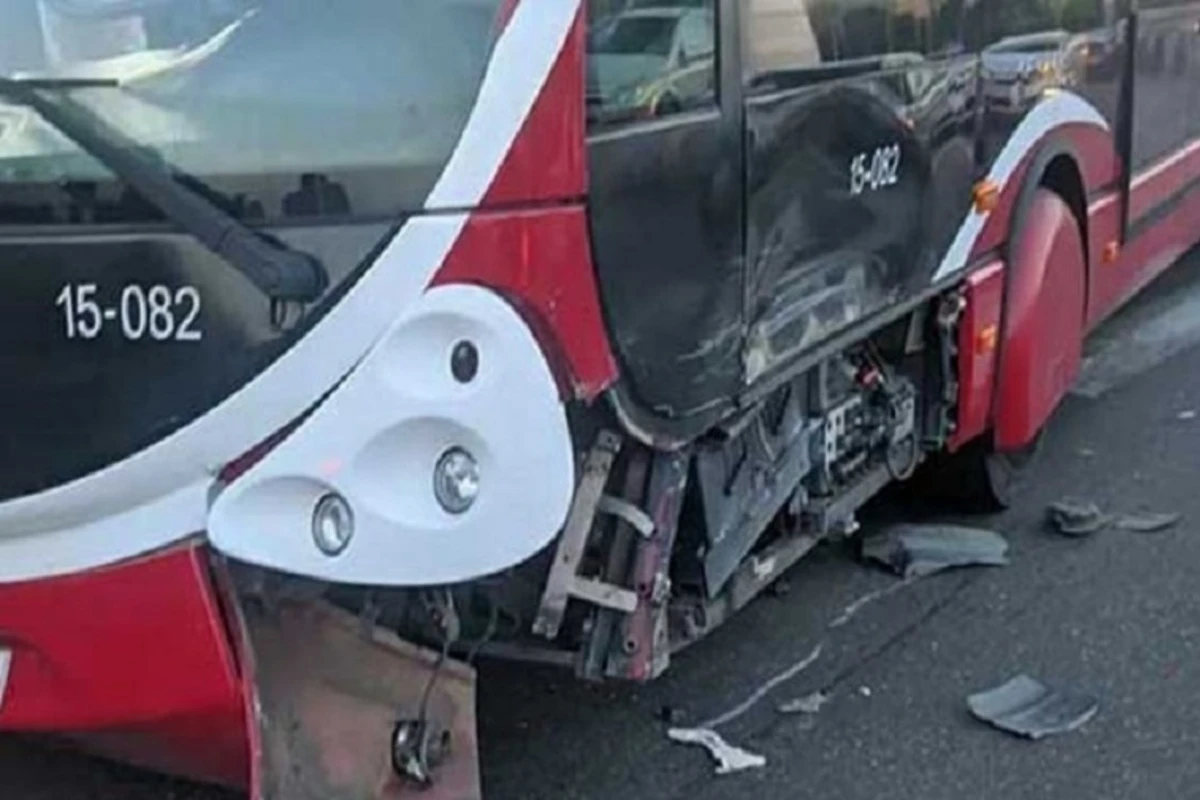Minik avtomobili iki “Bakubus”a çırpılıb - FOTO