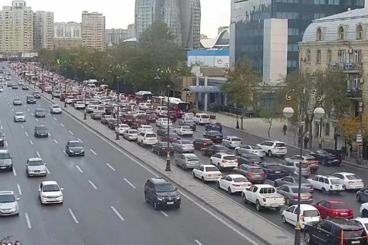 Bakının bir sıra yollarında tıxac yaranıb - SİYAHI