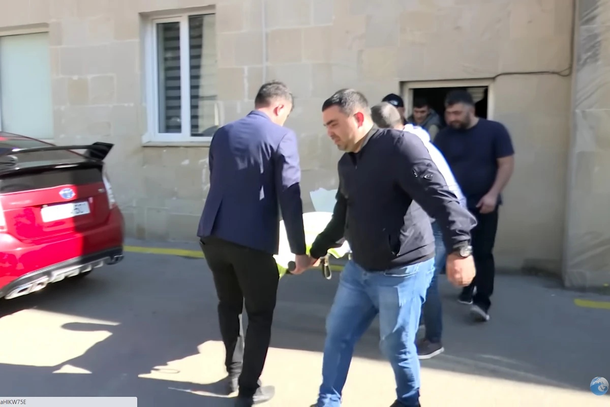 В Баку мужчина скончался перед кабинетом врача - ВИДЕО