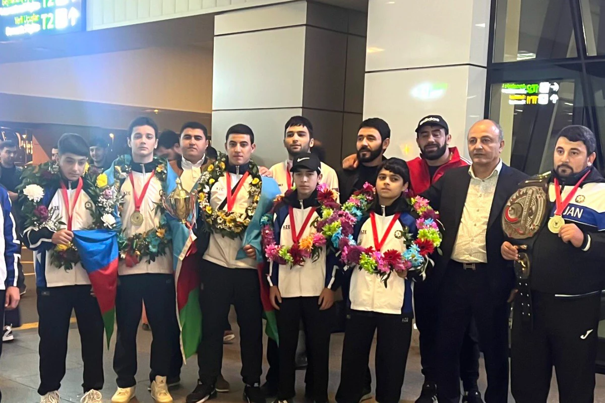 Dünya çempionatında uğur qazanan idmançılarımız Vətənə qayıdıb - FOTO