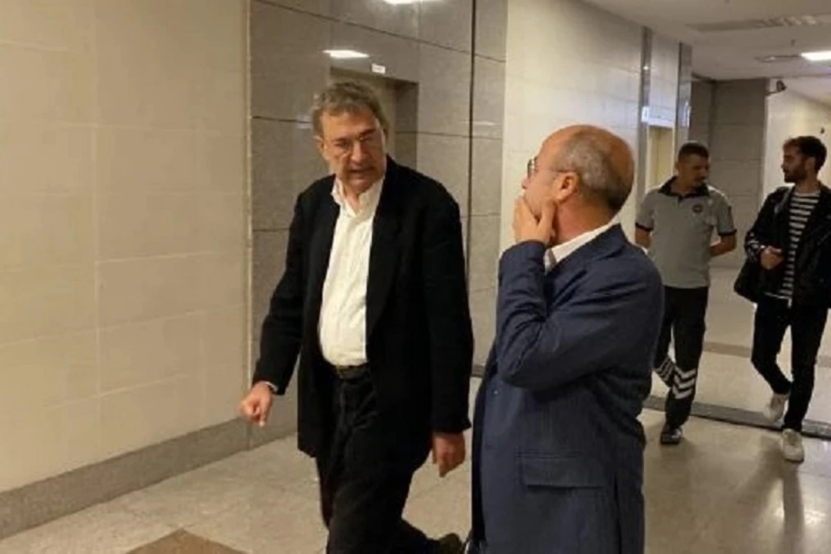 Nobel mükafatlı Orxan Pamuk qonşuları ilə məhkəməlik oldu - VİDEO Nobel mükafatlı Orxan Pamuk qonşuları ilə məhkəməlik oldu - VİDEO
