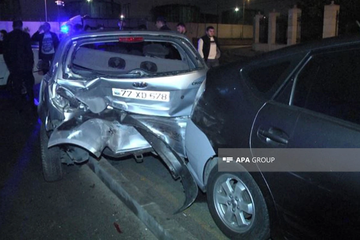 Bakıda avtomobil yaşayış evinin darvazasına çırpılıb - FOTO