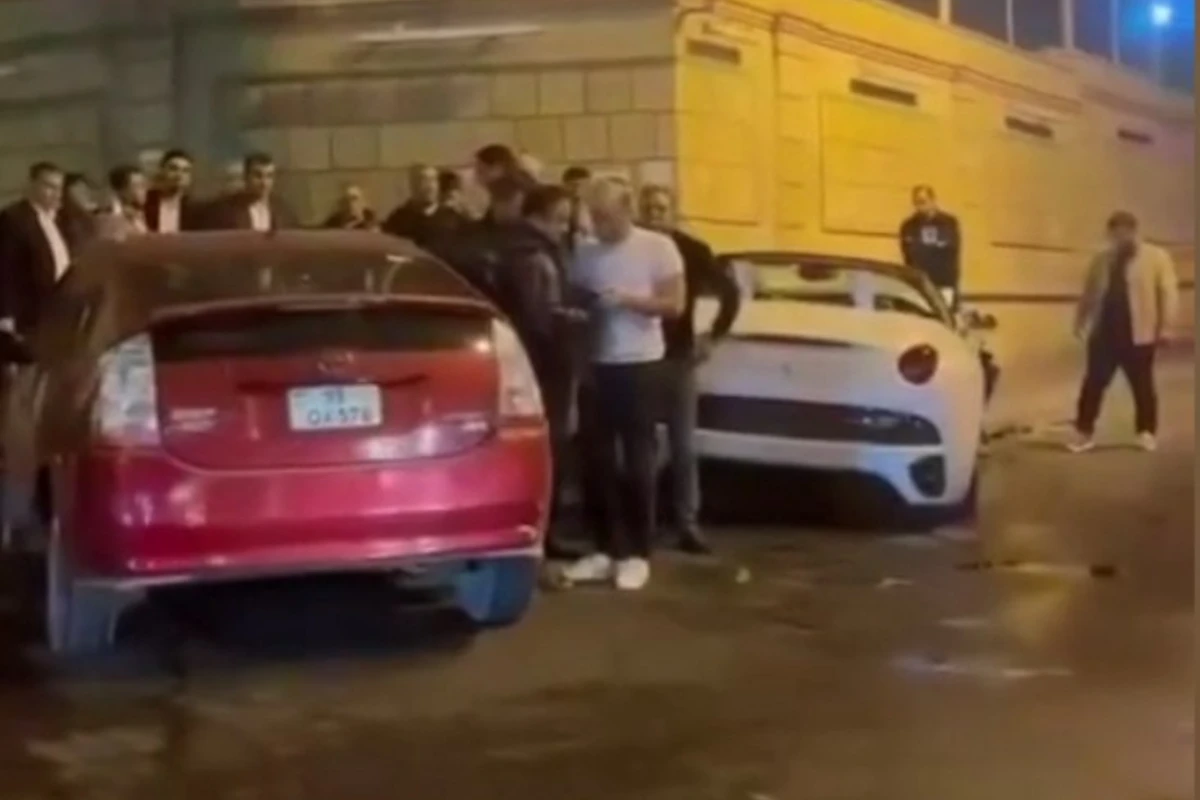 В Баку столкнулись автомобили марки Prius и Ferrari, есть пострадавшие - ВИДЕО