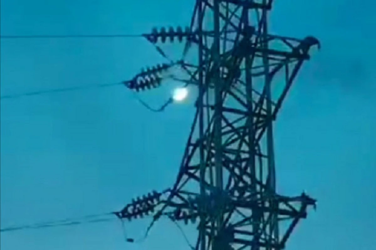 Bakıda yüksək gərginlikli elektrik xəttində qısaqapanma olub - VİDEO Bakıda yüksək gərginlikli elektrik xəttində qısaqapanma olub - VİDEO