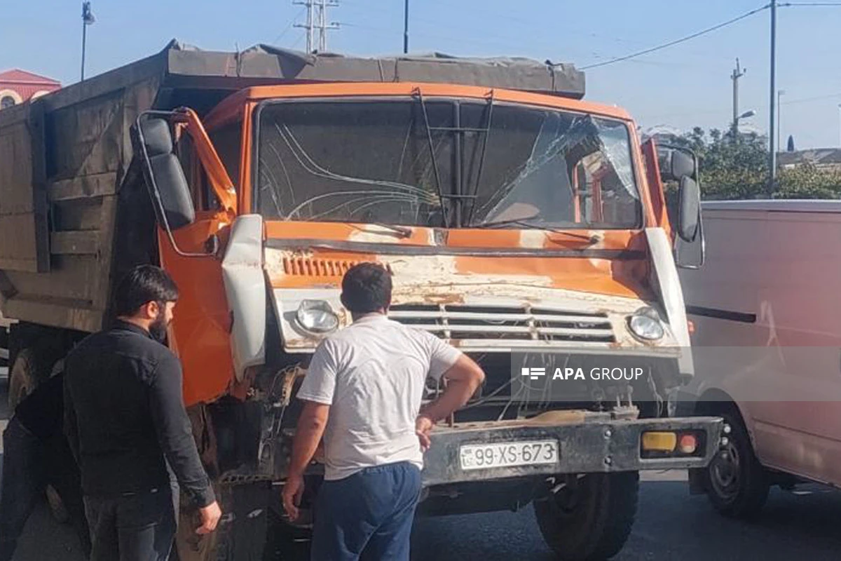 Gəncədə iki yük avtomobili toqquşub