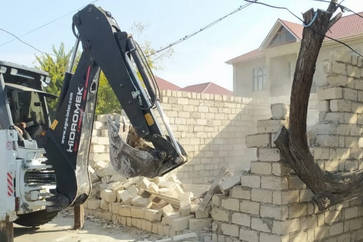 Bakıda qanunsuz tikililər sökülüb - FOTO/VİDEO