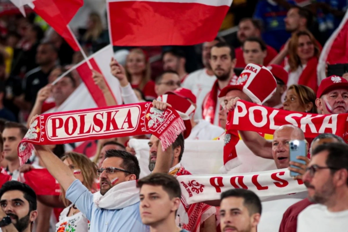 Polşa yığmasının 4 futbolçusu bara getdikləri üçün millidən qovuldu
