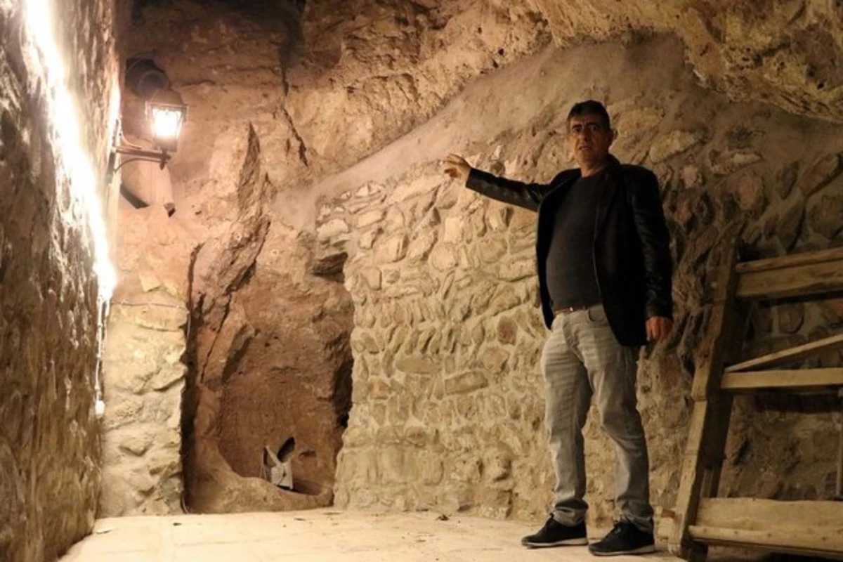 Türkiyə sakini evinin altında 2 min yaşı olan yeraltı şəhər tapdı - FOTO