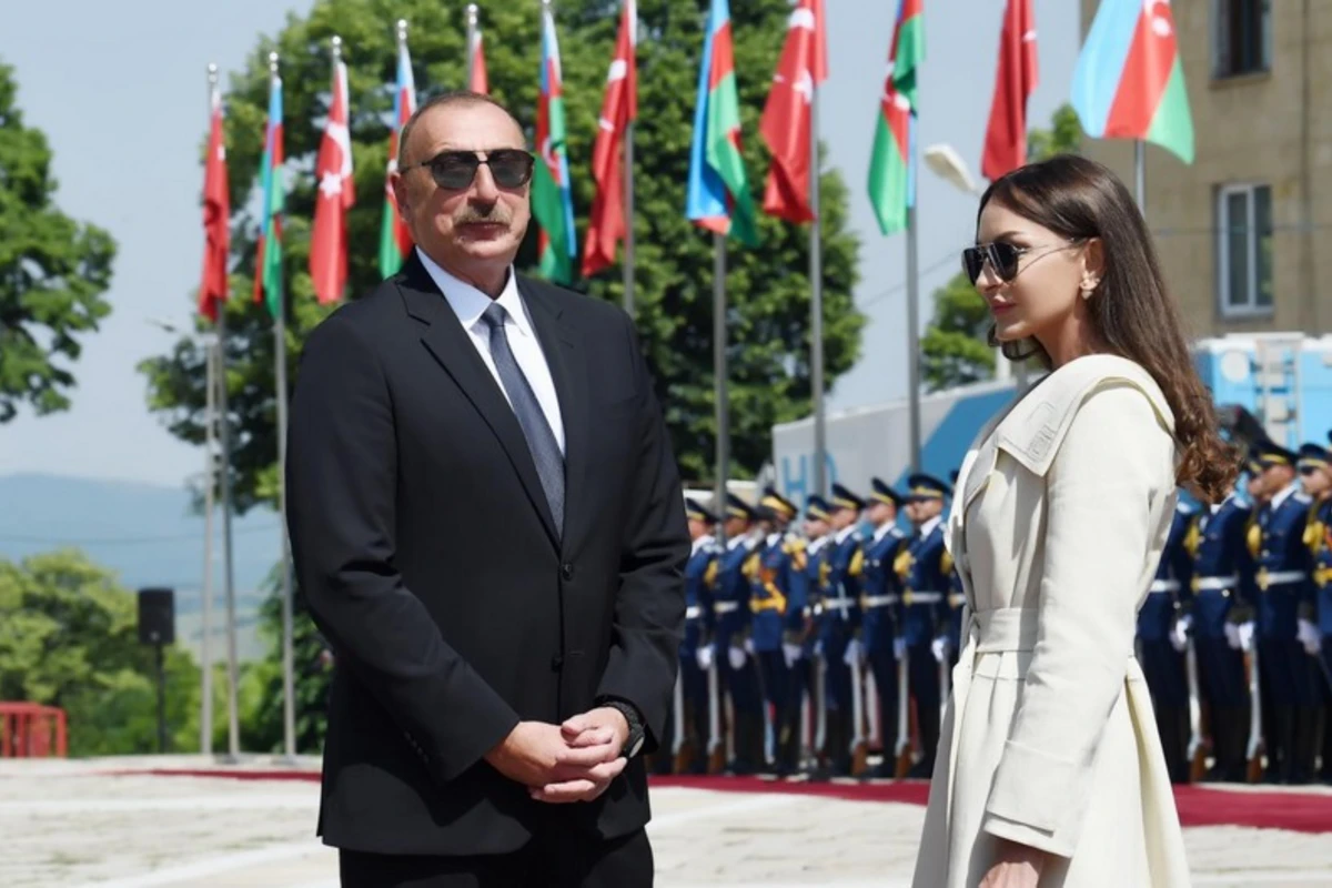 Prezident İlham Əliyev və birinci xanım Şuşa şəhərində Qala divarına və ətraf əraziyə baxış keçiriblər