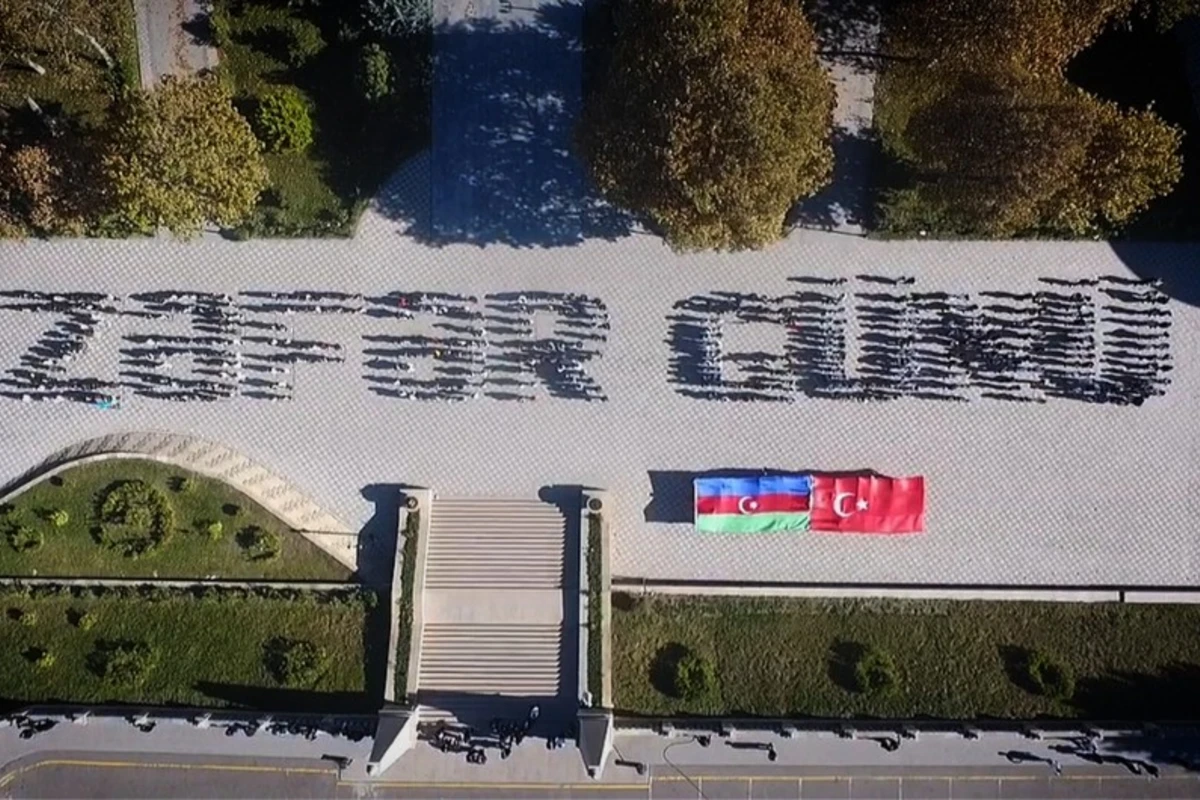 Qazaxda 8 Noyabr – Zəfər Günü münasibətilə flashmob keçirilib