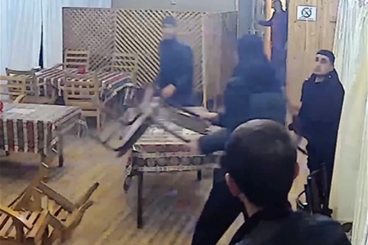 Bakıda müştərilər kafe sahibi və ofisiantı döydülər