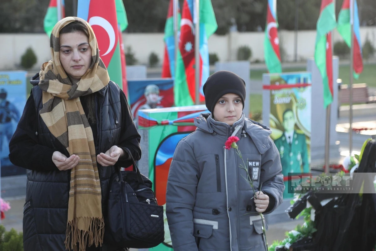 Zəfər Günü ilə əlaqədar İkinci Şəhidlər xiyabanı ziyarət olunur - FOTO