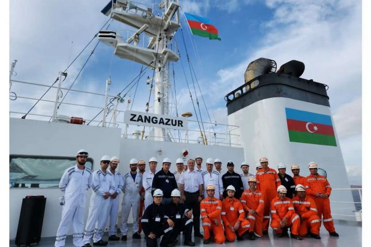 “Aframax” tipli “Zəngəzur” tankerində Azərbaycan bayrağı qaldırılıb - FOTO/VİDEO